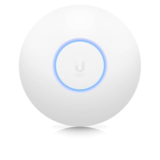 Kleiner runder weißer Access Point Ubiquiti UniFi 6 Lite an einer Decke