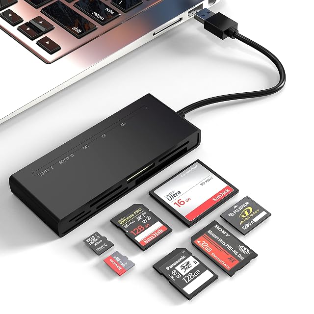 Yeemie Pro schwarzer Mehrkartenleser mit sieben Steckplätzen und einer angeschlossenen USB-3.0-Leitung
