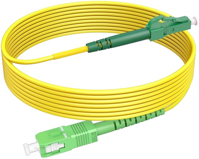 RamboCables gelbe Glasfaser-Patchleitung simplex mit einem grünen LC/APC-Stecker an einem Ende und einem grünen SC/APC-Stecker am anderen