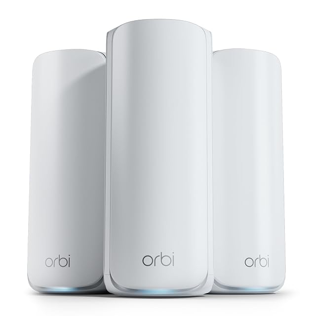Weißer Router NETGEAR Orbi 770 mit zwei passenden Satelliten